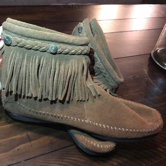 minnetonka moccasins boots womens